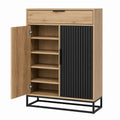Schuhschrank aus Holz mit Metallrahmen und schwarzen Paneeltüren