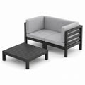 Sitzgruppe für draußen mit Aluminiumrahmen und grauen Kissen inklusive Couchtisch