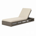 Outdoor Rattanliege mit beigen Kissen